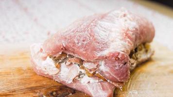 lombo de porco envolto em bacon assado na receita de cidra de maçã. carne de porco cozida em uma panela de grelhar