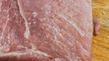 Receta de lomo de cerdo envuelto en tocino asado en sidra de manzana. cerdo cocinado a la parrilla video