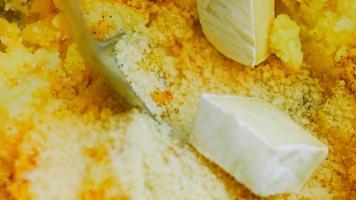 Kanonisches Rezept für Kartoffelplätzchen Brie, Parmesan und Sahne. Es wird verwendet, um Retro-Teller und goldene Gabeln zu dekorieren video