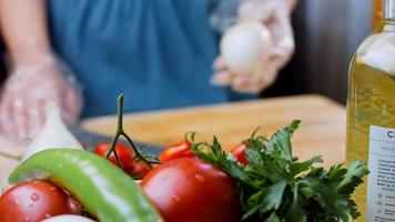 chashushuli tradizionale georgiano cibo. cibo preparato a partire dal manzo. chashushuli ricetta. il Manzo è così tenero video