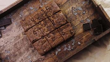 Brownie-Kuchen, verziert mit zerbröselter Schokolade video