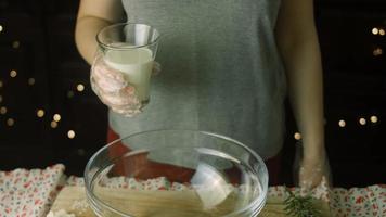 el proceso antes y después de hacer tostadas francesas árbol de navidad ambiente festivo. video