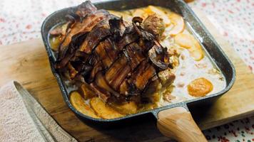 spek ingepakt varkensvlees lendenen geroosterd in appel cider recept. varkensvlees gekookt Aan een rooster pan video