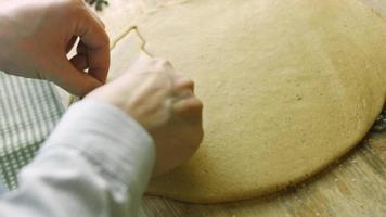 ik maken de vorm van een Spar boom uit van deeg. de het beste eigengemaakt peperkoek koekje video