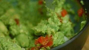 ensalada de guacamole con nachos y bandera mexicana video