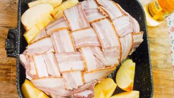 Bacon avvolto Maiale lombo arrostito nel Mela Cedro ricetta. Maiale cucinato su un' griglia padella video