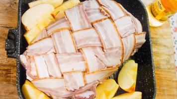 longe de porc enrobée de bacon rôtie au cidre de pomme. porc cuit à la poêle video