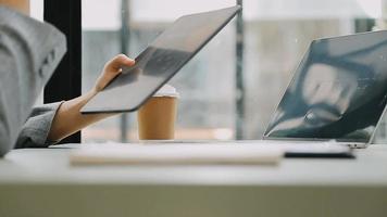 homme d'affaires travaillant avec un téléphone intelligent et un ordinateur portable et une tablette numérique au bureau avec le marketing numérique video