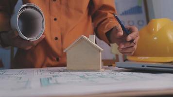 Deux collègues discutant des données de travail et tablette, ordinateur portable avec sur le projet architectural sur le chantier de construction au bureau au bureau video