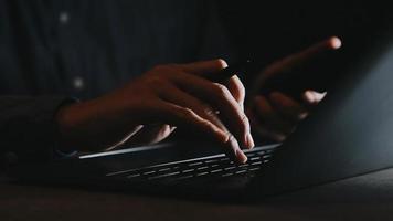 zakenman werken met slim telefoon en laptop en digitaal tablet computer in kantoor met digitaal afzet media in virtueel icoon video