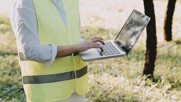 dos colegas discutiendo el trabajo de datos y la tableta, la computadora portátil con el proyecto arquitectónico en construcción video