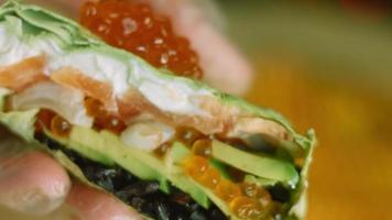 combinação de sushi e burritos. lichia também é usado para sabor residual. video