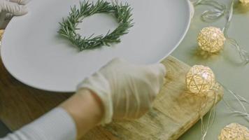 charkuterivaror tallrik med salami, annorlunda typer av ost. den har torkades frukter, olika nötter och honung. Semester arrangemang med brinnande ljus video