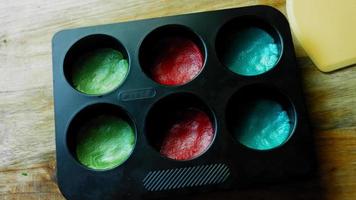 je dessine des lignes avec du glaçage sur des biscuits sombrero mexicains en trois couleurs video