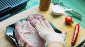 el chef pone un plato de cerdo y ternera en la mesa de cocina video