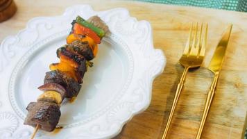 kebabs de ternera marinada con verduras preparadas a la parrilla video