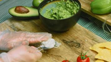 ensalada de guacamole con nachos y bandera mexicana video