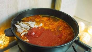 Kochen Sie die Zutaten für die mexikanische Suppe. romantische Atmosphäre im Hintergrund video