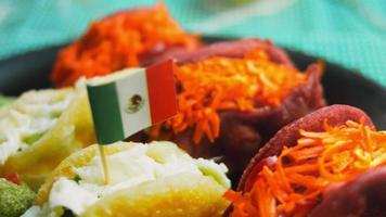 Mexicaans vlag taco's. het vormen de vorm van de Mexicaans vlag Aan een vlak vaartuig video