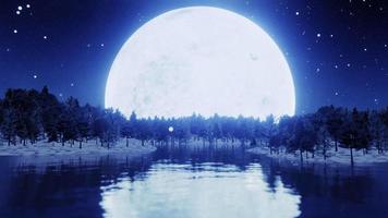 pleine lune bleu vif la nuit le ciel est clair dans la forêt de pins sur la montagne enneigée au début de l'hiver et il y a des reflets sur l'eau. rendu 3d video
