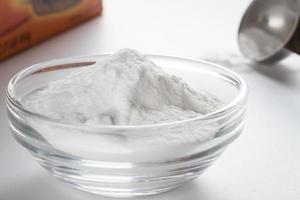 bicarbonato de sodio en un recipiente foto