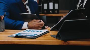 concept de justice et de droit. juge masculin dans une salle d'audience sur une table en bois et conseiller ou avocat masculin travaillant au bureau. concept de droit, de conseil et de justice juridique. video