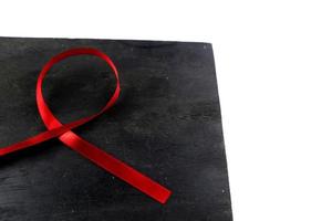Cinta roja del SIDA sobre fondo de madera vieja foto