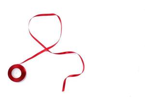 cinta de soporte roja aislada sobre fondo blanco. día mundial del sida y mes nacional de concientización sobre el vih y el envejecimiento con cinta roja. área de espacio de copia foto