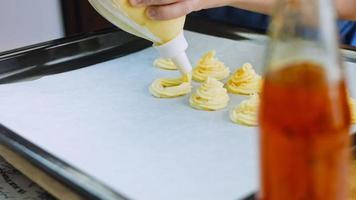 de chef maakt aardappel koekjes gebruik makend van een voedsel tas. aardappel koekjes canoniek recept Brie, Parmezaanse kaas en zwaar room. macro het schieten video