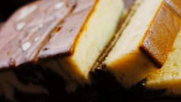 marmorkuchen kaka dekorerad med pistasch och choklad video