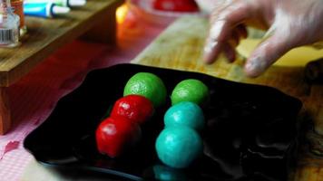 eu desenho linhas com esmalte em biscoitos sombrero mexicanos em três cores video