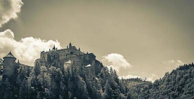 castillo hohenwerfen castillo fortaleza en la montaña en werfen salzburg austria. foto