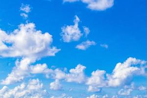 cielo azul con hermosas nubes en un día soleado en México. foto