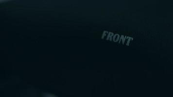 sida se av ett amerikan manlig arbetare i en verkstad på en fabrik framställning rullstolar, Sammanträde på en arbetsbänk använder sig av hand verktyg och montering delar av en produkt, Sammanträde i rullstolar video