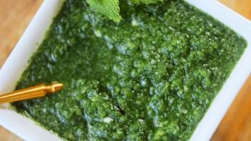 adjika vert préparé à partir de menthe et de piment. cuisine géorgienne traditionnelle video