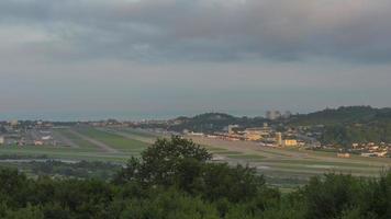 Zeitraffer eines Flughafens, Verkehr. Wolken schweben wunderschön über der Stadt. Panoramablick auf die Landebahn video