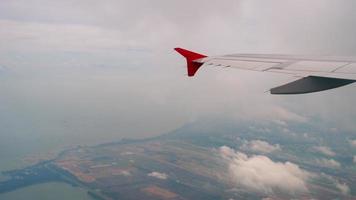 het vliegtuig dat vertrekt vanaf de luchthaven van singapore, uitzicht vanaf de patrijspoort van het vliegtuig. video