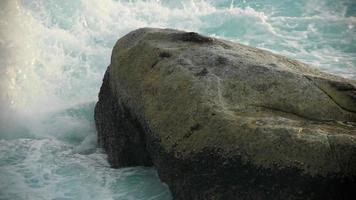 turkosa vågor rullade på klipporna, stranden på ön koh miang, similanöarna, slow motion video