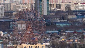 nieuw ferris wiel Aan de dijk van de ob rivier- in Novosibirsk video