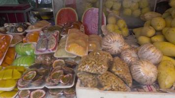 coloridas frutas tropicales preparadas para comer en el mercado callejero video