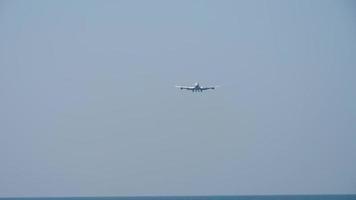 Avión de cuatro motores de fuselaje ancho acercándose al aeropuerto internacional de phuket para aterrizar. video