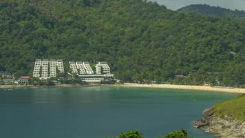 lapso de tiempo del paisaje. playa de nai harn, phuket, tailandia video