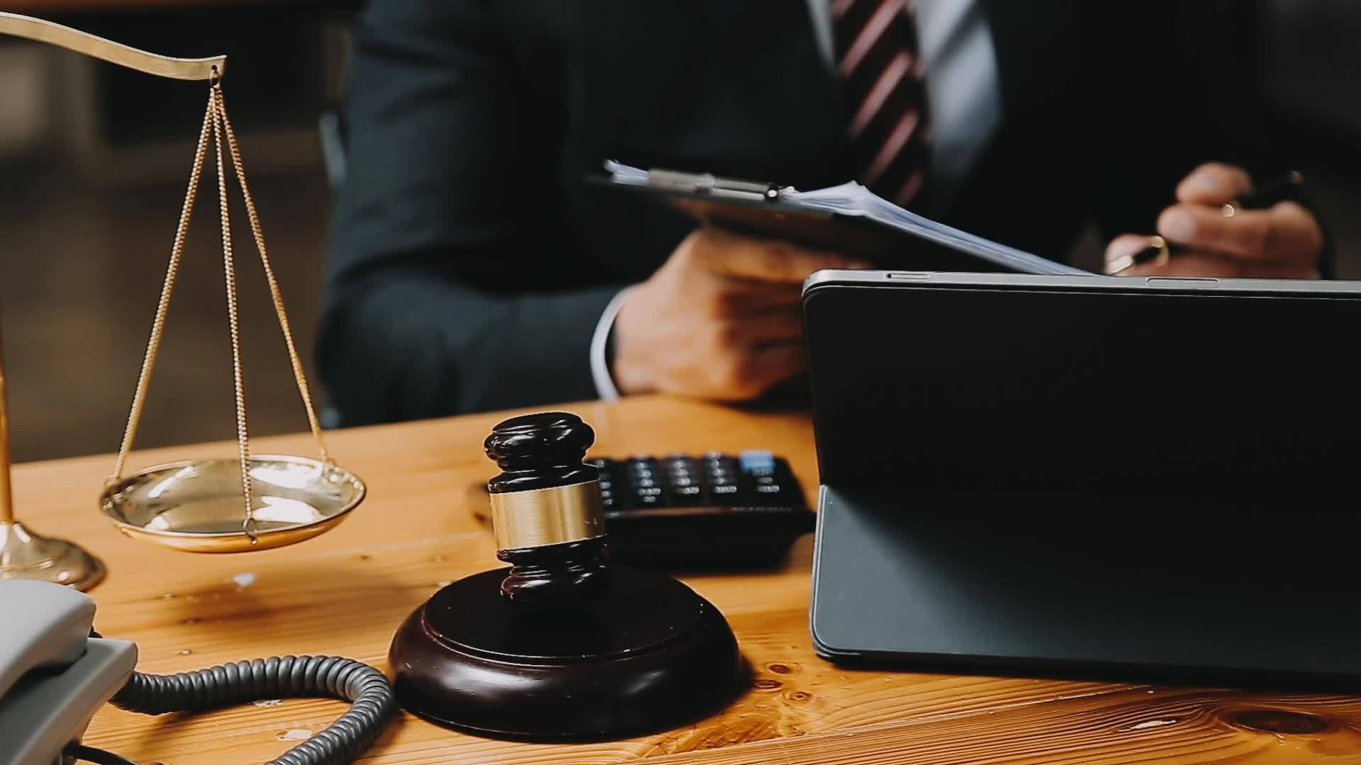 concepto de justicia y derecho. juez masculino en una sala de audiencias sobre una mesa de