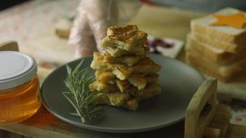 vierto miel en el árbol de navidad. tostadas francesas árbol de navidad ambiente festivo. video