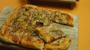 de werkwijze voordat na van maken nieuw york-stijl pizza Bij huis video