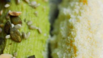 messicano Mais elote nel tre modi. premuto con formaggio, guacamole e Melograno. maxican bandiera video