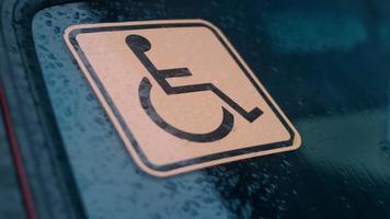 la persona discapacitada entra en el coche personal. coche para las personas con discapacidad video