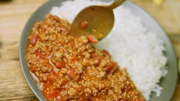 chili con carne avec riz long. à base de dinde avec de la bière belge. cuisine mexicaine video