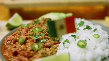 chili con carnet con nachos. hecho de pavo con cerveza belga. fotografía macro video