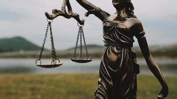 justiça e direito concept.male juiz em um tribunal na mesa de madeira e conselheiro ou advogado masculino trabalhando no escritório. direito jurídico, aconselhamento e conceito de justiça. video